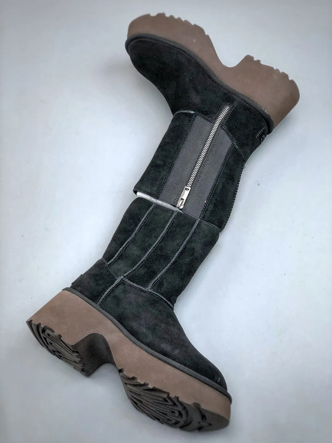 Local self-pickup💰700 supports store placement. The top version on the market UGG Fishman Thick-soled Pencil Boots. 5cm thick sole. Xiaohongshu’s hot model. Produced by a major foreign trade factory in Guangzhou. Toe box to insole are all made of genuine sheep fur. Independent outer box packaging. Chip. Waterproof technology. Differentiated from any version on the market. 5cm thick sole. Independent original development of outsole. Cashmere insole. Keep warm in winter. It is a very suitable choice for home use. In the new year, uug launches a style series. Partly catered to the preferences of young consumers, it has also moved to the forefront of fashion trends. Shoe body material: water-repellent coated suede upper, 17 mm UGGPURE™ implanted wool insole, lightweight non-slip and comfortable rubber outsole, with brand LOGO and trademark, with full packaging. Size: 35 36 37 38 39 40